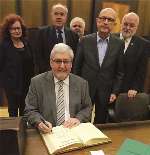 Beim Eintrag ins Goldene Buch der Stadt (v.l.): Joachim Mertes (v.), Hedi Schenk, Bernhard Wiemer, Ferhat Cato, Michael Kessler und Dieter Klöckner, MdL (h.R.). privat
