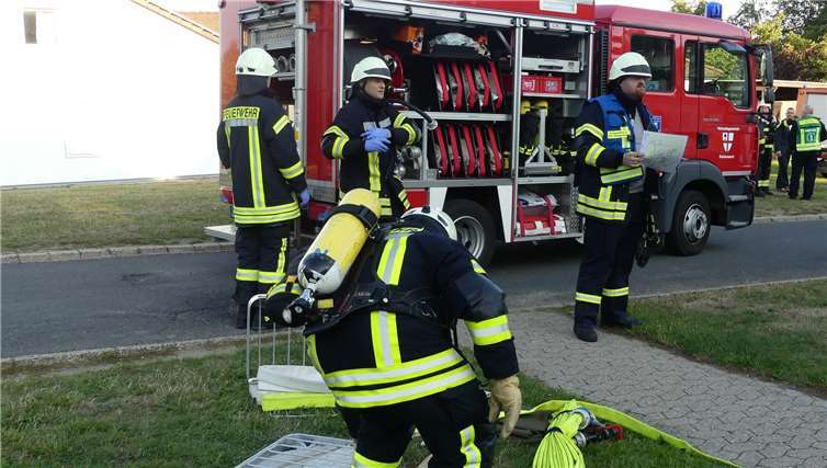 Beim Eintreffen am Einsatzort sollte beiden Feuerwehrleuten jeder Handgriff sitzen.