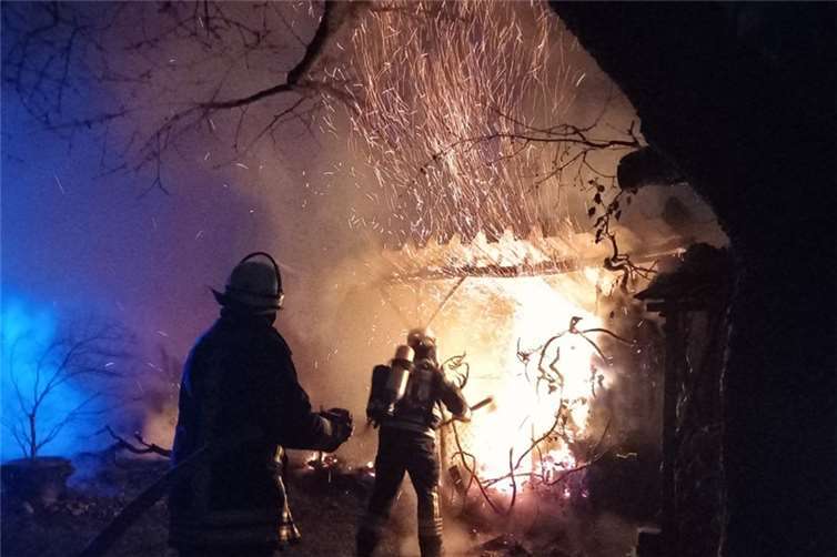 Beim Eintreffen der Einsatzkräfte stand der Gebäudeteil bereits in Vollbrand.  Fotos: Feuerwehr der VG Rengsdorf-Waldbreitbach