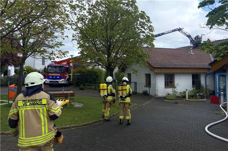 Beim Eintreffen der Feuerwehr bestätigte sich ein Brand im Dachgeschoss.  Foto: Feuerwehr VG Asbach