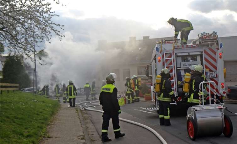 Beim Eintreffen der Feuerwehr stand die untere Wohnung des Hauses komplett in Flammen.WW