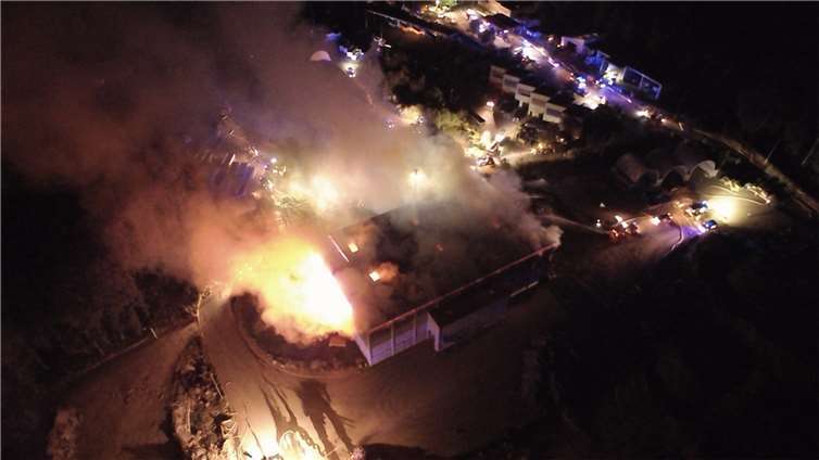 Beim Eintreffen der Feuerwehren brannte die Halle lichterloh.  Foto: FFW Brohtal
