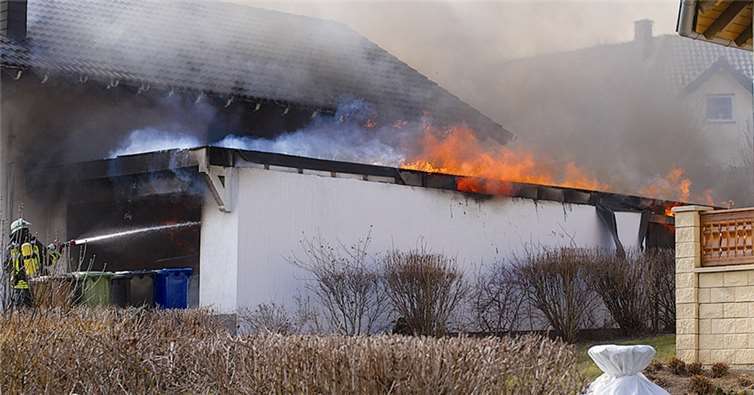 Beim Eintreffen der Wehr stand die Garage in hellen Flammen und der Brand griff bereits auf das Wohnhaus über.