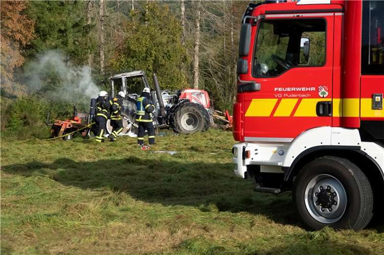 Beim Eintreffen der ersten Einsatzkräfte stand der Traktor bereits in Vollbrand.  Fotos: Feuerwehr VG Puderbach/Wolfgang Tischler