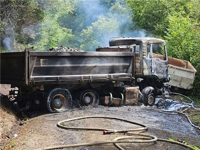 Beim Eintreffen der ersten Feuerwehrkräfte befand sich der Lkw im Vollbrand.  Foto: Stephan Knieps
