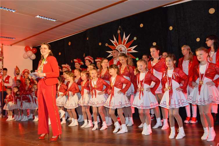 Beim Einzug, alle Funken mit Nina Wiest und die Piccolo-Funken beim Tanz. Foto: AB