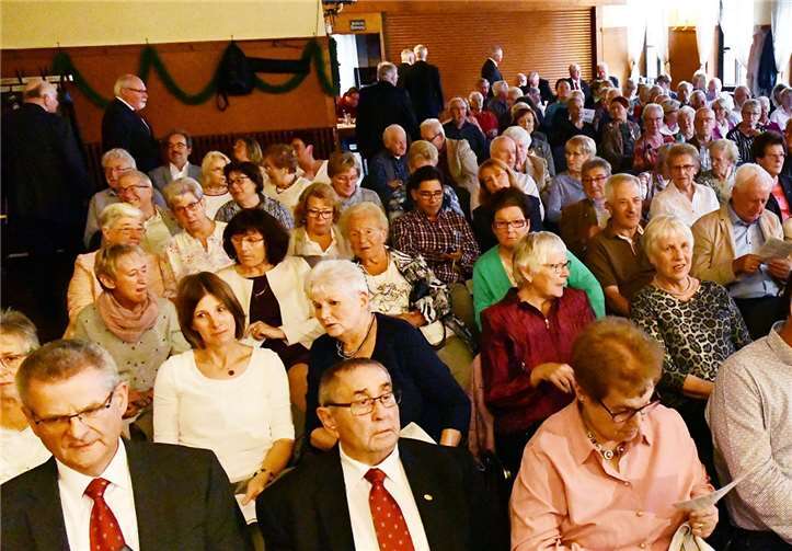 Beim Einzug in den Saal summte der MGV zu den Klavierklängen von „Conquest of Paradise“.Fotos: RASCH