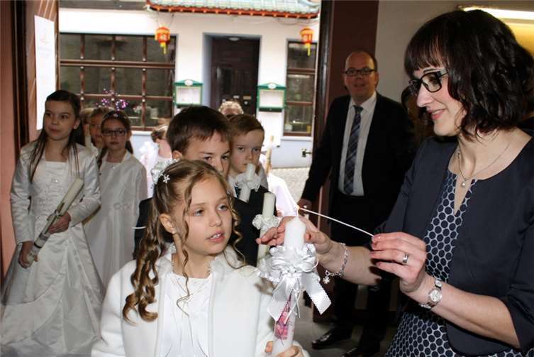 Beim Einzug in die Kirche wurden zunächst die Kerzen entzündet.