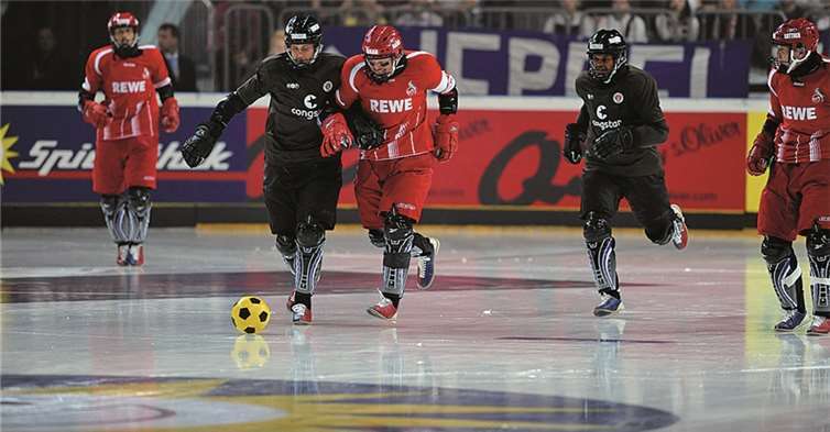 Beim Eisfußball treten Spitzenteams der ersten und zweiten Fußball-Bundesliga im Turniermodus gegeneinander an. Willi Weber