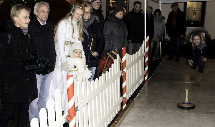 Beim Eisstockschießen wurde es sogar den Zuschauern trotz frostiger Temperaturen richtig warm. DL