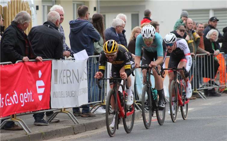 Beim Elite-Rennen gab hatte sich zwischenzeitlich eine Dreiergruppe abgesetzt, darunter auch Profi Joshua Huppertz vom Team Lotto Kern-Haus (vorne).  Foto: DU