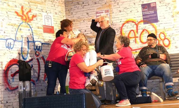 Beim Ellenzer Theaterstück haben die Mitreisenden fälschlicherweise Motivationstrainerin Sieglinde als Psychotante in Verdacht und fixieren sie.  Fotos:TE