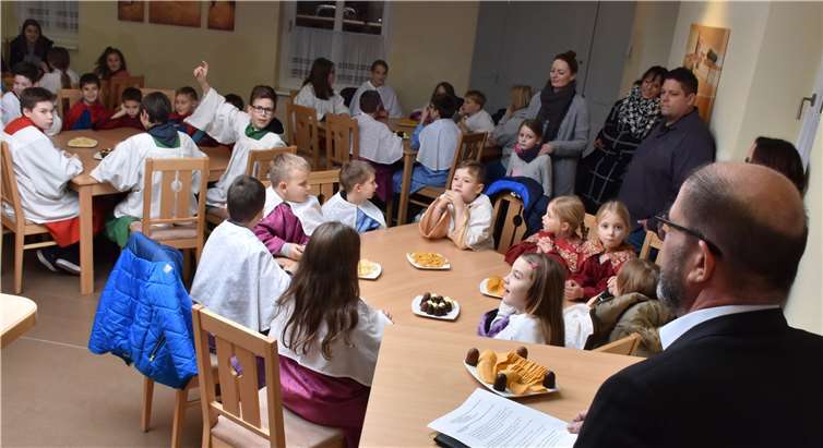 Beim Empfang im Bürgerhaus gab es für die Sternsinger Schokoküsse Gebäck und Getränke.
