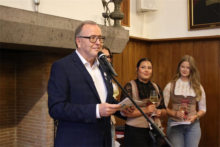 Beim Empfang im Linzer Rathaus begrüßt Stadtbürgermeister Helmut Muthers die Gäste sowie das bisherige und das neue Weintrio zum Auftakt des Linzer Winzerfestes 2026.