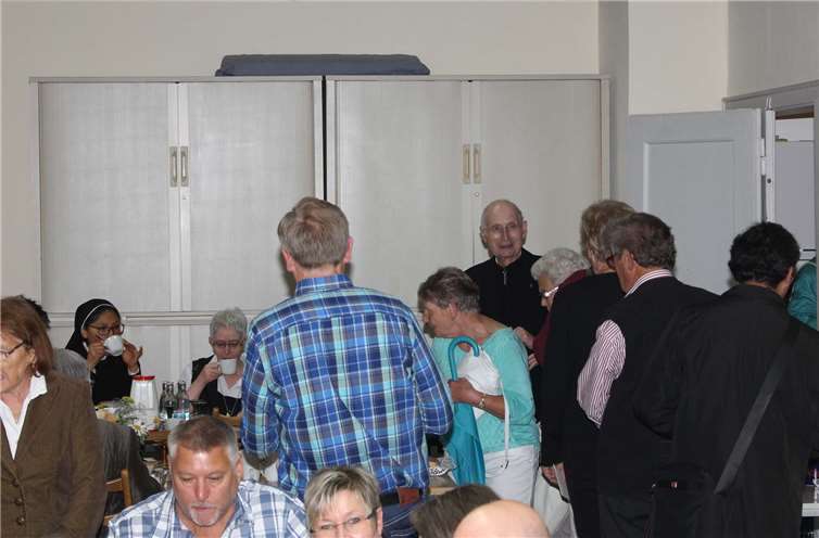 Beim Empfang im Pfarrheim nahmen viele die Gelegenheit wahr, dem beliebten Seelsorger persönlich zu gratulieren.