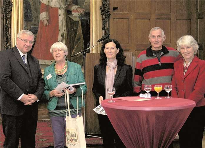 Beim Empfang im Rathaussaal (v.l.).: OB Prof. Dr. Joachim Hofmann-Göttig, Waltraud Jarrold, Präsidentin der „Norfolk & and Norwich-Koblenz Association“, BrigitteFinkemeier, Kultur- und Schulverwaltungsamt, Günter Hahn, Vorsitzender des Freundschaftskreises Norwich-Koblenz - Deutsch-Britischer Club e.V., und Jill Noble, Vorsitzende der „Norfolk & and Norwich-Koblenz Association“.privat