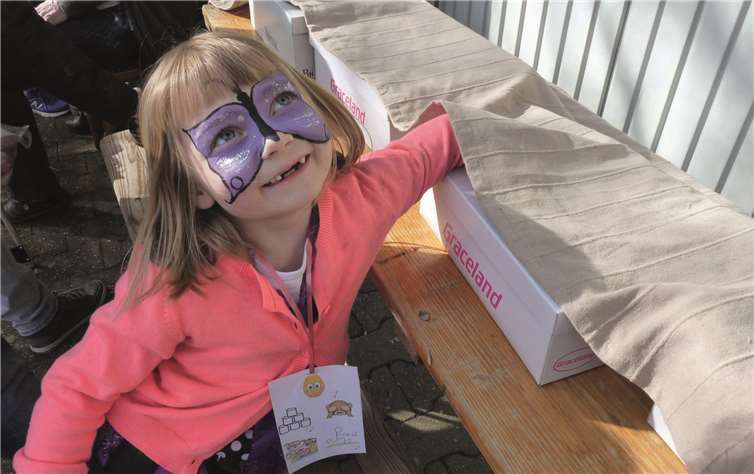 Beim Erforschen der „Fühlkisten“erlebten die Kids so manche Überraschung.