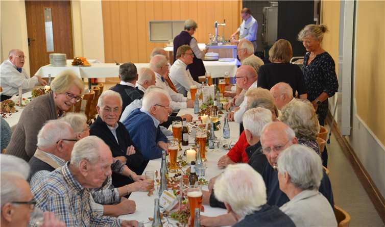 Beim Erntedankfest der Kolpingsfamilie kamen es zu vielen angeregten Gesprächen. Privat