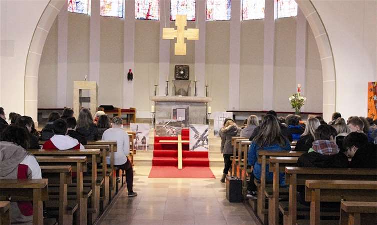 Beim Eröffnungsgottesdienst trafen sich die Jugendlichen, um anschließend mehrere Stationen anzulaufen. privat