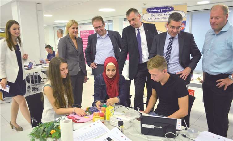 Beim Eröffnungsrundgang schauten sich auch die Vertreter von IHK und vem die arbeitgeber der Parcours an.