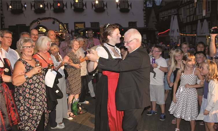 Beim Eröffnungswalzer mit Nora I. bewies Adi Buchwald, das sogar „Wiener Blut“ in den Adern der Linzer fließt.DL
