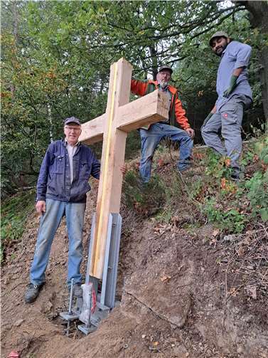 Beim Errichten des Kreuzes: v.li. Walter Mohr, Willi Wagner und Senthujan Pathmanathan.  Fotos: Klaus Krumscheid