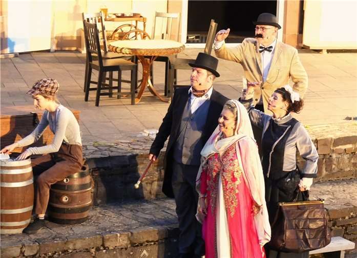 Beim Escher Sommertheater begibt sich heuer Jules Vernes „Phileas Fogg“ auf seine 80-tägige Reise rund um die Welt. Fotos: TE