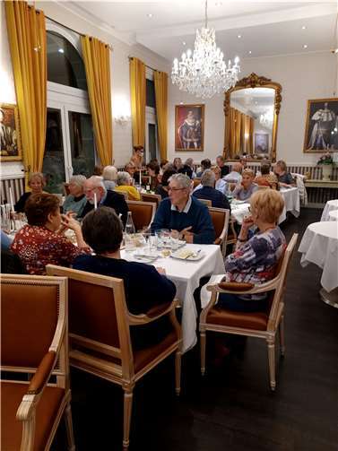 Beim Essen in Troyes wurde viel erzählt. Foto: privat