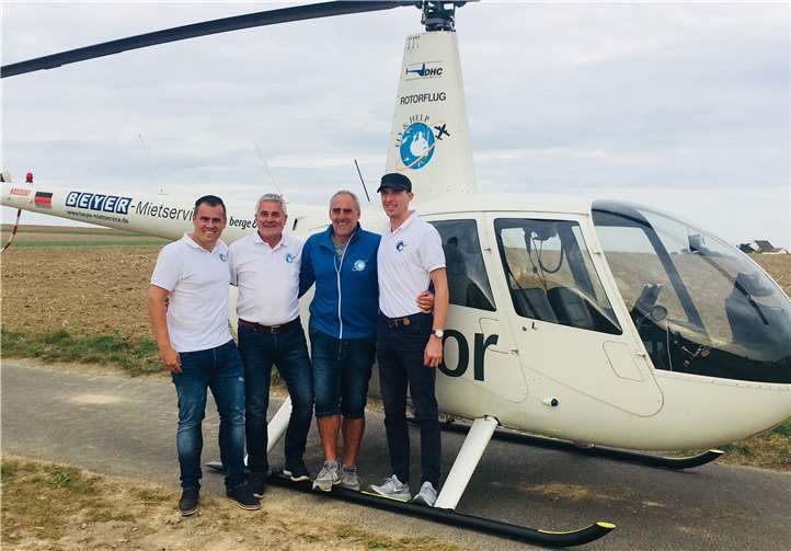 Beim FLY & HELP Hubschraubertag in Binningen - von links nach rechts: Florian Hartmann (Reisebüro Herberholz), Peter Weidenbach (FLY & HELP), Frank Hartmann (Bildungswerk Sport), sowie der FLY & HELP-Pilot.