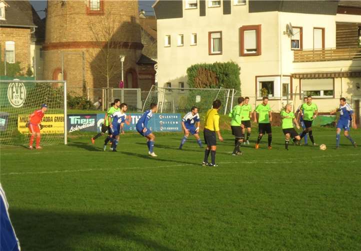 Beim FV Engers (grüne Trikots) musste die SG Bad Breisig in der 89. Minute den 1:1-Ausgleich hinnehmen.privat