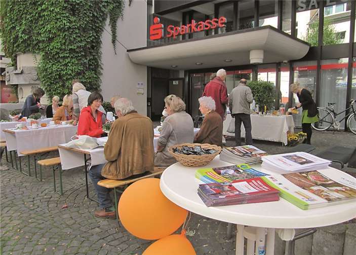Beim „Fairen Frühstück“ auf dem Platz vor der Sparkasse Linz hatten die Besucher ausreichend Gelegenheit, die verschiedenen Marmeladen, Honigsorten und Milchprodukte zu probieren und sich gleichzeitig von der Qualität der fair gehandelten Produkte zu überzeugen.