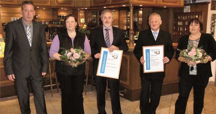 Beim Familienabend wurden zwei besondere Ehrungen ausgesprochen (v.l.n.r.): Werner Nachtsheim, Karin und Hans Loosen sowie Hans-Werner und Ruth Heimes.privat