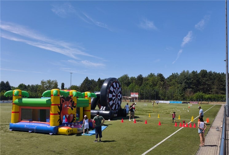 Beim Familienfest gab es unter anderem dank Fußball-Dart, Hüpfburg und einem großen Fußball-Golf-Parcours beste Unterhaltung für Jung und Alt. Foto: DU