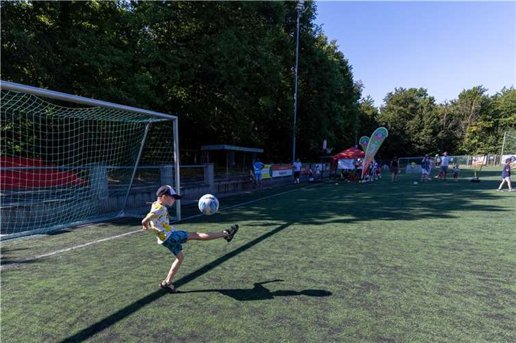 Beim Familienfest hatte Julian (6) seinen Spaß beim Kicken.
