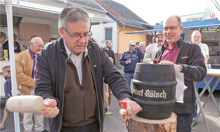 Beim Fassanstich arbeiteten Elmar Kallfelz und Eduard Weik vom Festausschuss perfekt zusammen. JOST
