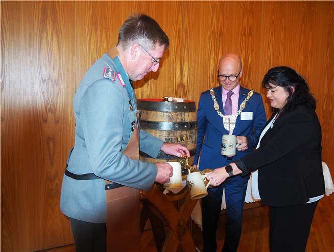Beim Fassanstich zum Lukasmarkt (v.l.) Oberst Akaltin, Oberbürgermeister Dirk Mei und , Dagmar Luxem (Wirtschaftsförderung).  Fotos: BS
