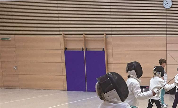 Beim Fechtsport müssen Gesicht und Oberkörper geschützt sein. Beim Königsbacher Sportclub Koblenz erhielt jeder Schüler eine Trainingsausrüstung.