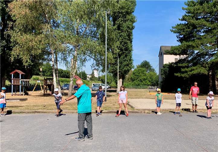 Beim Ferienprogramm konnten sich die Kinder im Boulespiel probieren. Fotos: privat