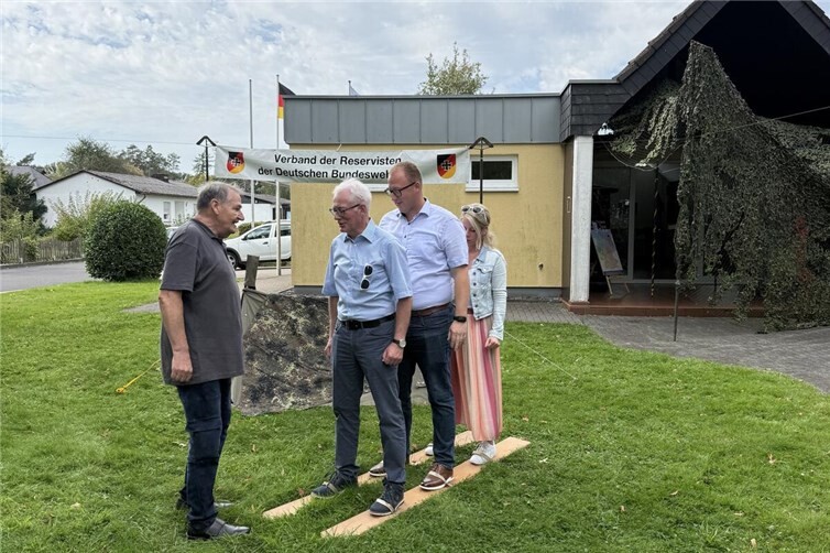 Beim Fest anwesende Politiker probierten ebenfalls die Skier für drei Personen aus. Foto: Martin Neitzert