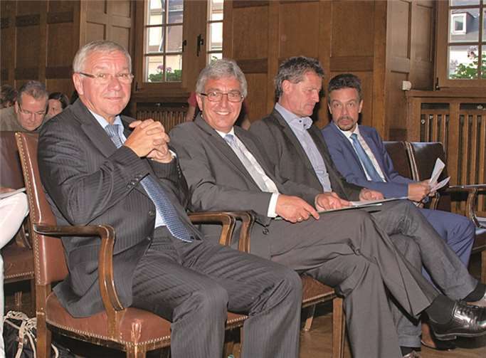 Beim Festakt des 25-jährigen Bestehens der Elterninitiative krebskranker Kinder Koblenz e.V. waren auch anwesend: (V.l.) Oberbürgermeister Joachim Hofmann-Göttig, Innenminister des Landes Rheinland-Pfalz, Roger Lewentz, Bundestagsabgeordneter Detlev Pilger und Andreas Biebricher (CDU).-US-