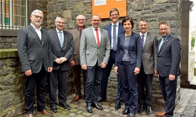 Beim Festakt im Eifelmuseum in der Genovevaburg in Mayen (von links): Klaus Weber-Kadner, Dr. Alexander Saftig, Karl-Heinz Erz, Jörg Klärner, Thomas Buckler, Dr. Birgit Kugel, Hans-Joachim Backes und Wolfgang Treis.  St. Raphael CAB