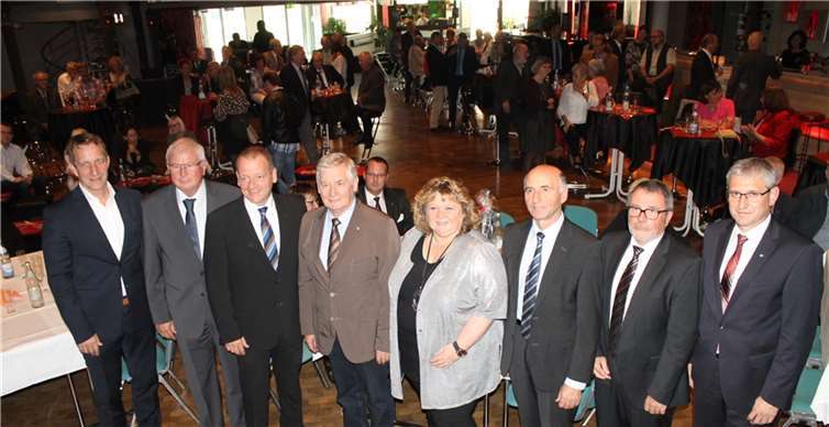 Beim Festakt in Polch freuten sich:) Maximilian Mumm - Bürgermeister der VG-Maifeld, Anton Reiter – ehem. Bürgermeister der Stadt Polch, Gerd Klasen – Bürgermeister der Stadt Polch, Klaus Gewehr – ehem. Bürgermeister der VG-Maifeld, Claudia Blotzki – Aufsichtsratsvorsitzende der WFG Polch, Rudi Zenz – Beigeordneter des Landkreises Mayen-Koblenz, Hans-Paul Kolligs – Beigeordneter der Stadt Polch, Martin Neudecker – Geschäftsführer der IHK Region Mayen-Koblenz (v.l.). -LP