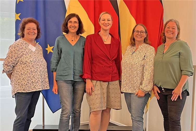 Beim Festakt in der Staatskanzlei (v.li.): Stefanie Föhr, Gemeindeschwesterplus Verbandsgemeinde Rhein-Mosel, Andrea Kaufmann, Gemeindeschwesterplus Verbandsgemeinde Maifeld, Dörte Schall, Ministerin für Arbeit, Soziales, Transformation und Digitalisierung, Anne Schnütgen, Pflegestrukturplanerin im Landkreis Mayen-Koblenz, Larissa Rieken, Gemeindeschwesterplus Verbandsgemeinde Weißenthurm, Vallendar und Stadt Bendorf.  Foto: Kreisverwaltung MYK/Anne Schnütgen