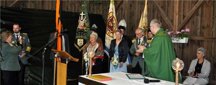 Beim Festgottesdienst wurden die Majestäten von Bezirkspräses Christian Scheinost gekrönt. Foto: privat
