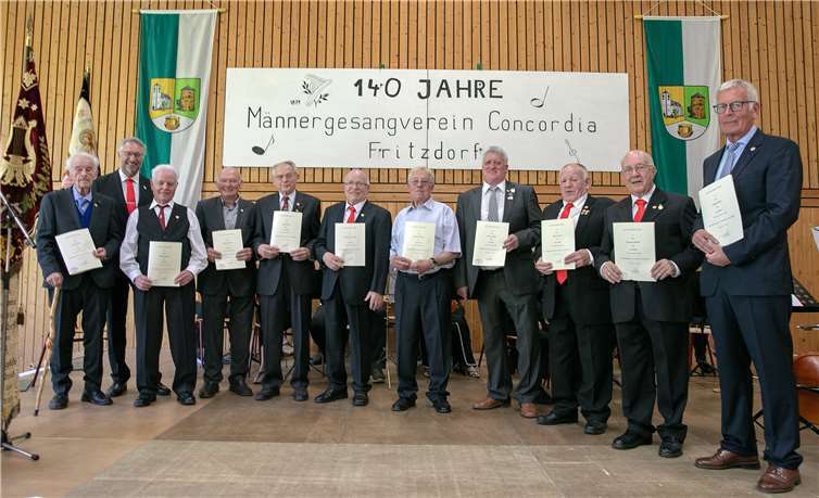 Beim Festkommers anlässlich des 140-jährigen Bestehens des MGV „Concordia“ Fritzdorf ehrte der Vorsitzende Hans-Josef Seidel (links) eine Reihe von Mitgliedern für ihre langjährige Treue zum Verein. Foto: JOST