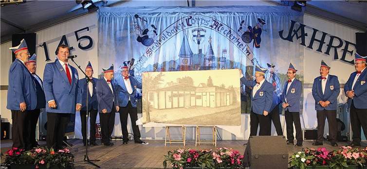 Beim Festkommers übergab der Elferrat des Stadtsoldaten-Corps ein gemaltes Bild des alten Zeughauses. STEIN