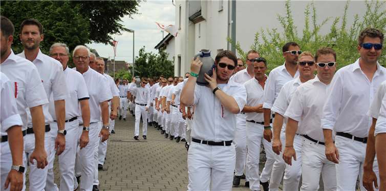 Beim Festumzug: Die Kirmesjunge samt Bembelträger ganz in weiß gekleidet. Fotos: -PSM-