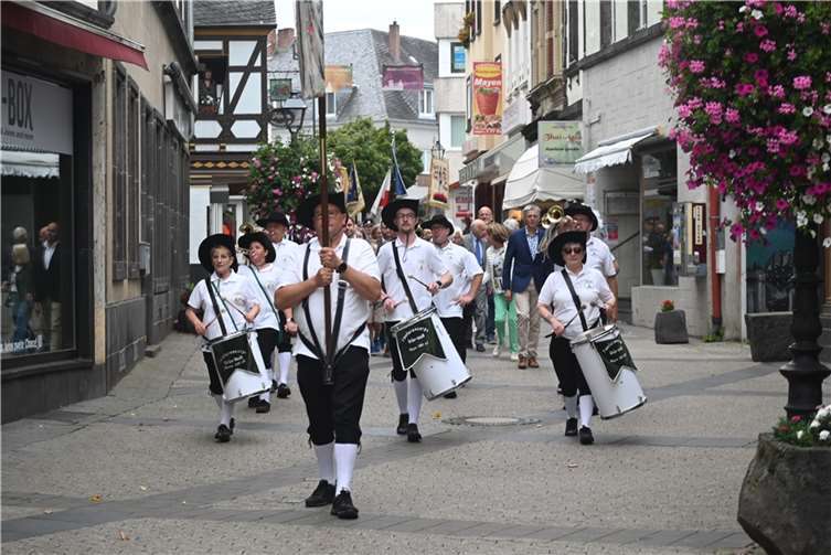 Beim Festumzug durch die Innenstadt gaben die Fahnenabordnungen ein farbenfrohes Bild ab.  Fotos: SK