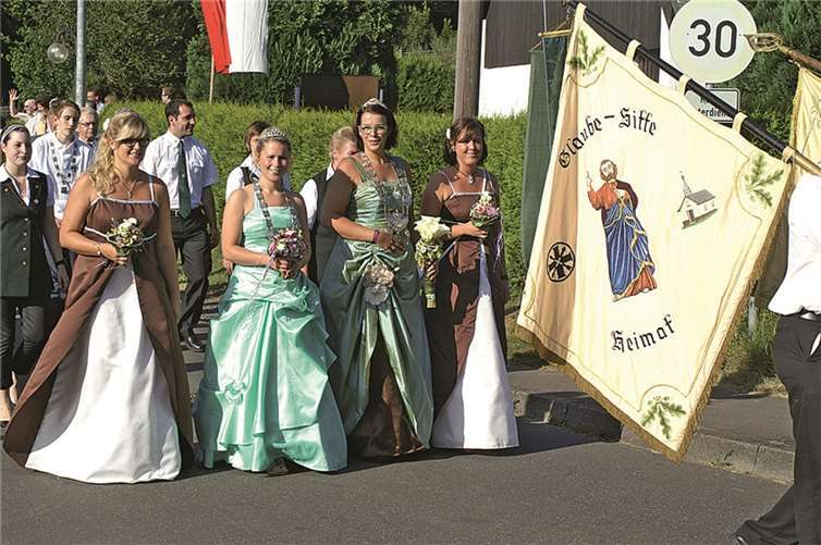 Beim Festumzug präsentierten sich die Königspaare den Gästen.