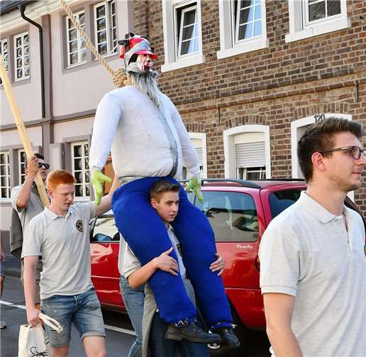 Beim Festumzug trugen die Junggesellen ihren Kirmesmann.